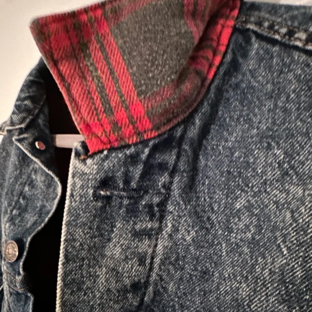 Vintage Levi's Denim Jacket with Red Plaid Lining - Picture 4 of 7